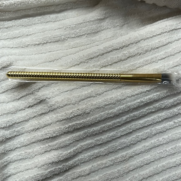 Eye Makeup Set 3 pieces Eyeshadow trio, angled eyeshadow brush, brow gel NWT - Picture 4 of 10